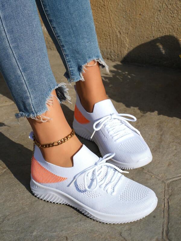 Tênis esportivos casuais de malha de malha branca slip-on primavera/verão para mulheres, leves, planos e confortáveis para viagens ao ar livre