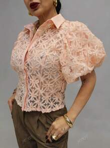 SPIRIT Blusa de manga media de mujer con manga estilo globo, tela organza troquelada de textura en forma de flores con botones y cuello estilo de camisa ligera, con estilo para temporada de calor, primavera verano, ideal para reuniones o oficina.