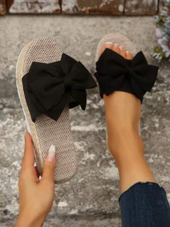 女士蝴蝶结装饰亚麻底平底拖鞋，新款夏季缎面底渔夫风格黑色沙滩凉鞋，一脚蹬优雅平底女士人字拖