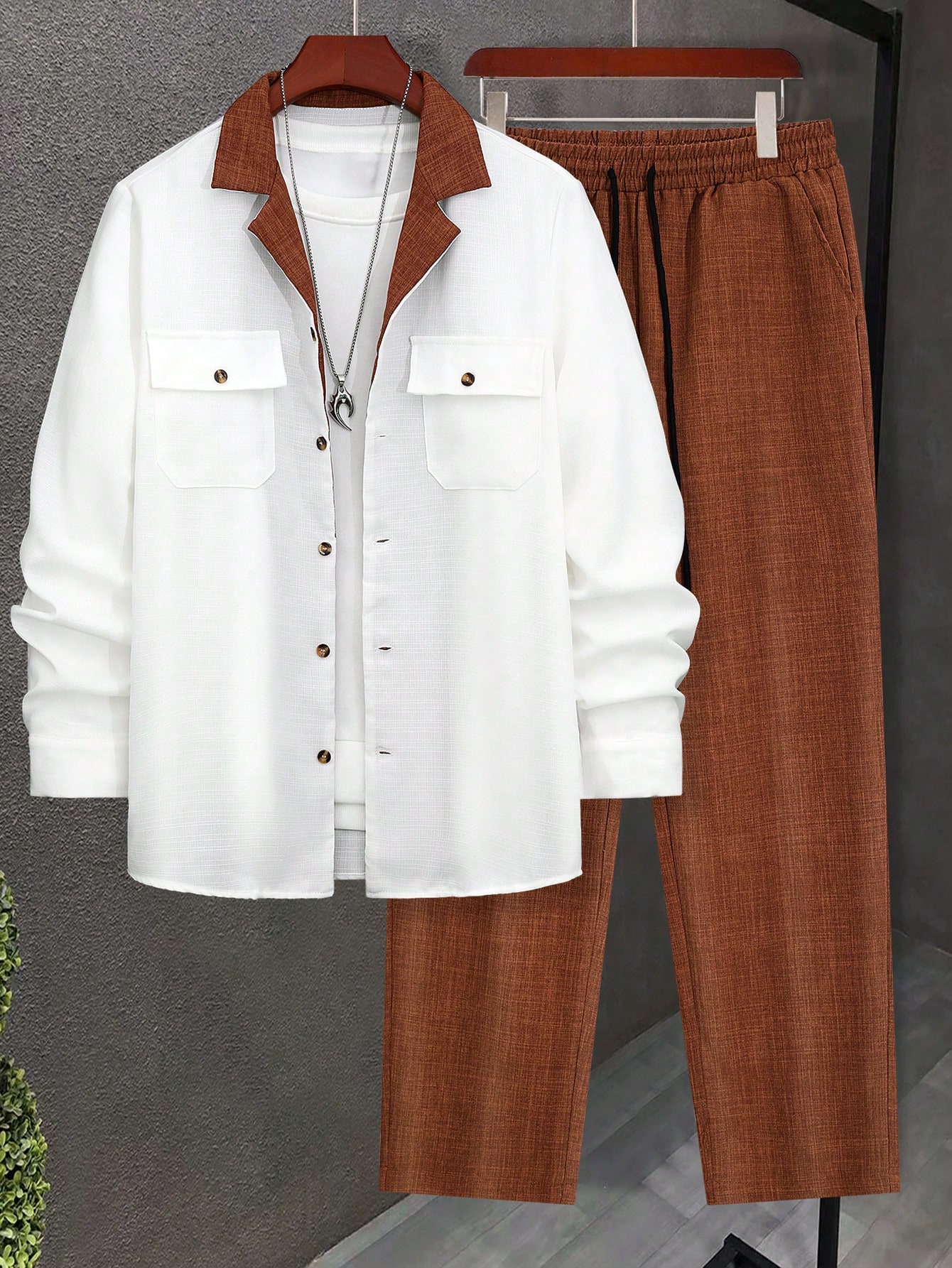 طقم أناقة كاجوال للرجال– قميص أبيض وبنطال بني