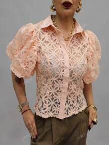 SPIRIT Blusa de manga media de mujer con manga estilo globo, tela organza troquelada de textura en forma de flores con botones y cuello estilo de camisa ligera, con estilo para temporada de calor, primavera verano, ideal para reuniones o oficina.
