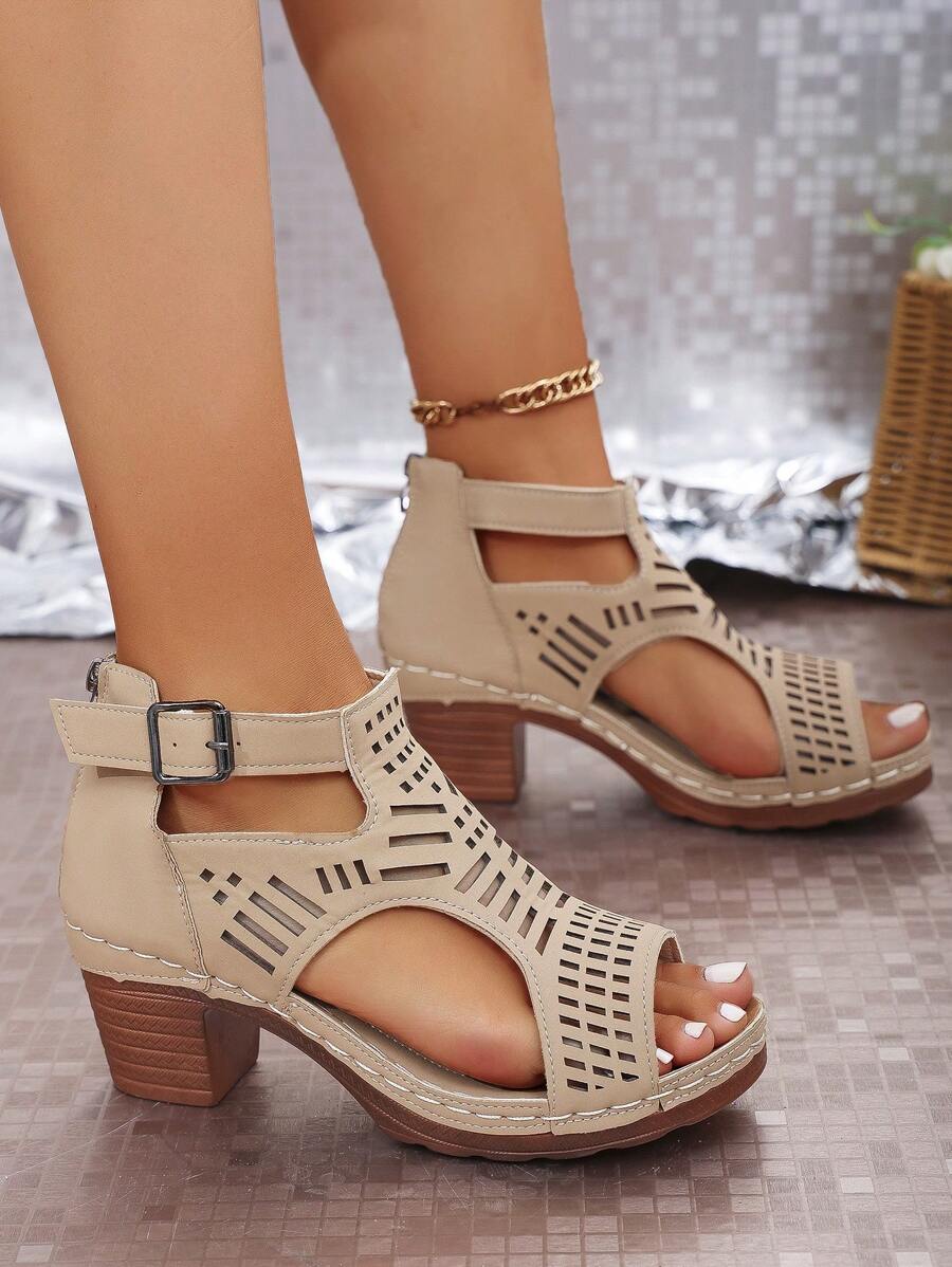 Sandali con tacco alto alla moda e versatili, con design traforato, per donne di taglia maggiore