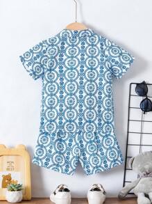 Set de 3 piezas (Camiseta + Camisa + Pantalones cortos) para niño pequeño para vacaciones, con estampado retro azul y blanco, atuendo casual de verano, adecuado para niños de 4 a 7 años, primavera/verano