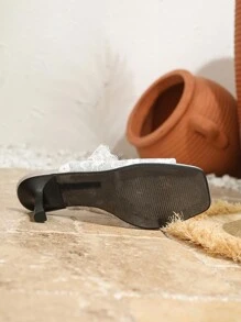 Diapositivas/Mules de tacón alto para primavera/verano con punta abierta, tira sexy, bordado floral de encaje vintage y brillo plateado