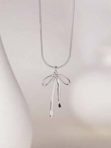 1件蝴蝶结造型镀金吊坠项链，不锈钢镀金蛇骨链，日常佩戴锁骨链，优雅可爱，适合送给朋友和周年纪念日