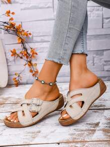 Nowe damskie sandały z okrągłym noskiem i grubym dnem, na koturnie, antypoślizgowe, lekkie, wsuwane, z krzyżującym się paskiem, tkana metalowa klamra, wydrążona cholewka, modne i uniwersalne, odpowiednie do codziennego noszenia, na plażę, imprezę, dojazdy do pracy - Beżowy - Zobacz 5