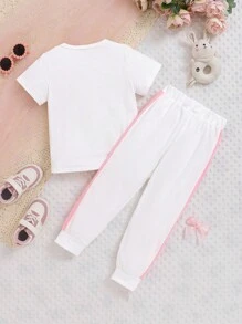 2 件女童字母和心形印花 T 恤搭配休闲裤套装，春夏