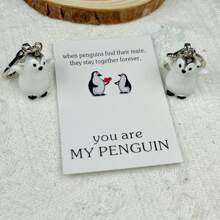 Eres mi tarjeta de felicitación del abrazo de bolsillo del pingüino, emparejada con un lindo llavero con colgante de pingüino en 3D en forma de corazón - Un adorno de pareja de pingüinos de resina para bolsos y auriculares, llavero de mujer con anillo de tarjeta en forma de corazón, regalo ideal para el Día de San Valentín, cumpleaños único, aniversario de boda, llavero de pingüino abrazando con amor, para mejores amigos, esposa, esposo, novio, novia