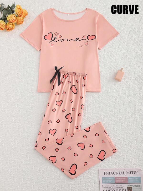 Set pigiama casual da donna taglia curvy, stampa a cuori e slogan, top a girocollo maniche corte + pantaloni lunghi, in tessuto morbido, stirabile e in maglia di poliestere