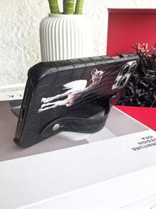Funda de teléfono con correa de muñeca de caballo blanco, funda protectora 2 en 1 compatible con teléfonos modelo iPhone, con cubierta trasera de PU con estampado de cocodrilo negro de lujo y caballo impreso con UV, y soporte de teléfono ajustable