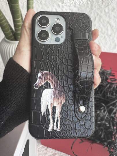 Funda de teléfono con correa de muñeca de caballo blanco, funda protectora 2 en 1 compatible con teléfonos modelo iPhone, con cubierta trasera de PU con estampado de cocodrilo negro de lujo y caballo impreso con UV, y soporte de teléfono ajustable