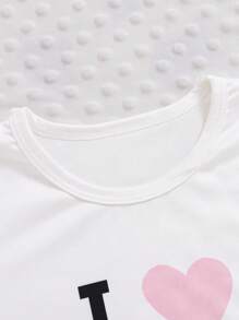 2 件女童字母和心形印花 T 恤搭配休闲裤套装，春夏