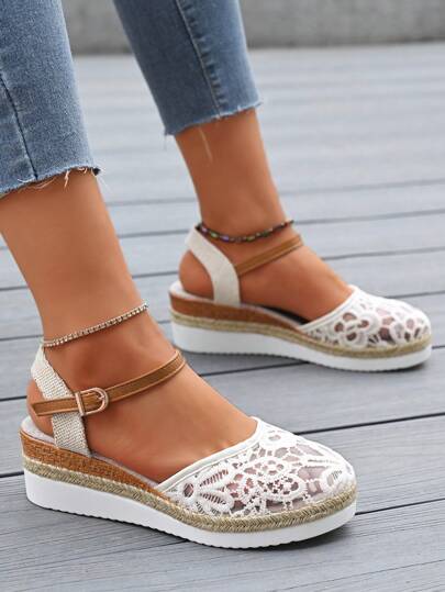 Mẫu sandal nữ cỡ lớn mới mùa Xuân/Thu 2026, kiểu giày ngư dân đan dây, quai cài, mũi kín, đế xuồng.