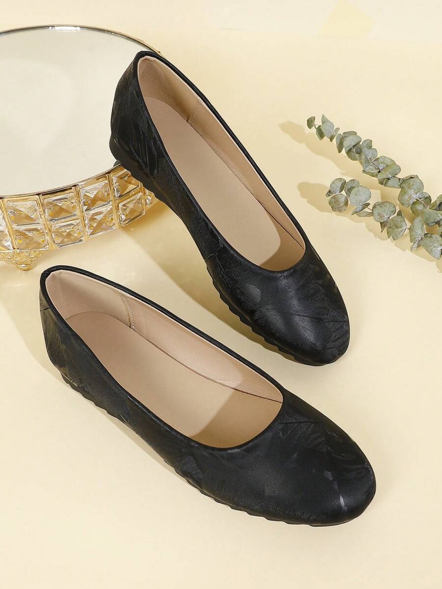 Plus Size Women Flat Round Toe Comfortable Casual Loafer Shoes - Black - View 1