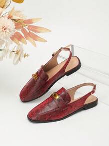 女士优雅酒红色蛇皮印花平底方头鞋，带金属扣细节，可调节鞋带，春/秋