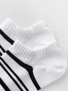 10 Pares de Meias de Algodão para Crianças, Meias Tipo Barco Listradas em Preto e Branco, Meias Casuais Versáteis e Respiráveis para Tornozelo, Feitas de Algodão Penteado para Uso Macio e Confortável, Adequadas para Volta às Aulas e Uso Diário