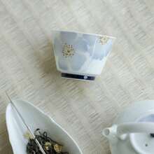 1 件蓝色釉下手绘陶瓷茶杯，细身中国风蓝色梅花茶杯回到学校