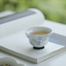 1 件蓝色釉下手绘陶瓷茶杯，细身中国风蓝色梅花茶杯回到学校