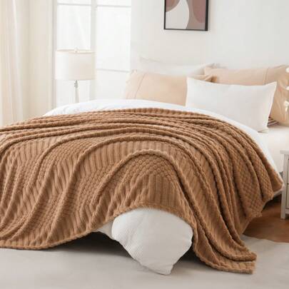 1pc Dotted Jacquard Plush Blanket (Made Of Polyester Fiber), Comfortable Minimalist Style Throw Blanket, Suitable For All Seasons, Warm Travel & Home Use, Pet Blanket For Dogs And Cats