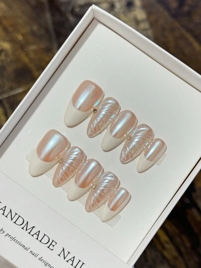 美甲金属按压式美甲，银色魔镜粉杏仁形法式美甲设计，婚礼场合美甲用品按压式指甲