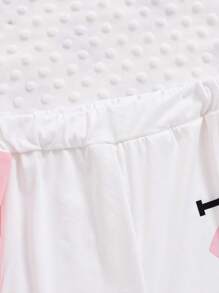 2 件女童字母和心形印花 T 恤搭配休闲裤套装，春夏