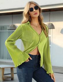 Yesfashion Blusa de mujer con escote en V profundo y mangas largas acampanadas, camisas casuales elegantes con botones en la parte delantera