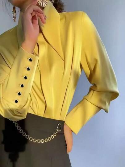 Elegancka damska bluzka z satyny ze spiczastym kołnierzykiem