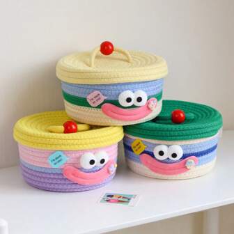 1 个高度实用的棉质编织储物篮，非常适合整理零食、化妆品、面膜等。必备的桌面整理器！