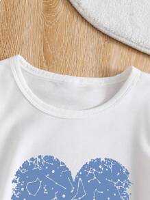 Conjunto de niña preadolescente con top de manga corta con estampado de corazones y falda vaquera