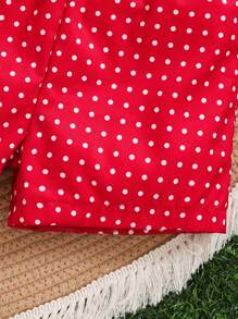 Conjunto de 2 piezas para niña bebé que incluye blusa con bordado de fresa y moño, y pantalones cortos con lunares rojos