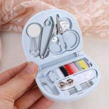 طقم خياطة صغير فاخر للسفر - حزمة إصلاح طارئة محمولة مع خيوط ، مقصات حادة ، إبر يدوية وإكسسوارات إضافية للمبتدئين ، المسافرين ، الفنادق ، الجمعيات الخيرية والمشردين ، مدمج ، خفيف ، سهل الاستخدام (لون عشوائي)