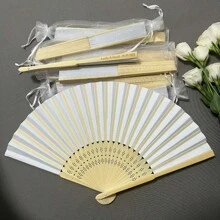 20/50/80/100 pièces Ventilateur en papier pliant élégant blanc personnalisé avec gravure, avec sac cadeau avec organza et fournitures de fête de mariage portables. Anti-moisissure, chic, mignon, personnalisé. Cadeaux idéaux pour lui, pour elle, petit ami, papa, petite amie, maman, famille, amis, salon de thé, maison, jardin, bureau, pour anniversaires, pour la Saint-Valentin, pour la fête des mères, pour les anniversaires, pour la fête des pères, pour la remise des diplômes, pour les mariages, pour le pendaison de crémaillère