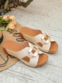 加大码 36-45 时尚百搭米色金属扣露趾女式坡跟厚底凉鞋，适合日常穿着、海滩、度假，轻便舒适的一脚蹬