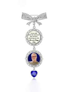 1 枚个性化照片钻石蝴蝶结胸针，精致的蝴蝶结镶嵌着闪亮的钻石，设计奢华典雅。您可以定制您记忆中最重要的人。可用作婚礼配饰、花束装饰。婚礼纪念礼物、母亲节礼物、送给新娘和新郎/丈夫和妻子/父亲和母亲的生日礼物。 - 彩色 - 查看 4