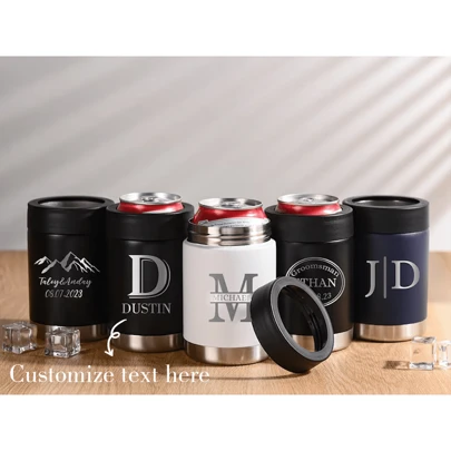 Enfriador de latas de metal personalizado para padrinos de boda, portabotellas de cerveza personalizado con grabado, regalo de despedida de soltero para él, enfriador de latas de cerveza o botellas de agua monogramado, multifuncional, ornamental, antimanchas, reutilizable, de alta calidad, personalizado, único, regalo ideal para él, ella, la novia, el novio, papá, mamá, familia, amigos, trabajadores, comedor, baño, sala de estar, dormitorio, oficina, salón de té, escuela, hogar