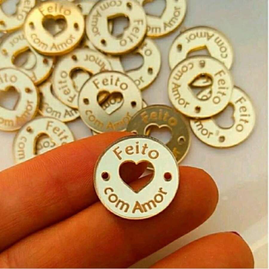 Kit 10 20 30 ou 40 Tags Acrílico 1,5cm Escrito Feito com Amor e Coração Vazado Decorativo Elegante