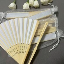 20/50/80/100 pièces Ventilateur en papier pliant élégant blanc personnalisé avec gravure, avec sac cadeau avec organza et fournitures de fête de mariage portables. Anti-moisissure, chic, mignon, personnalisé. Cadeaux idéaux pour lui, pour elle, petit ami, papa, petite amie, maman, famille, amis, salon de thé, maison, jardin, bureau, pour anniversaires, pour la Saint-Valentin, pour la fête des mères, pour les anniversaires, pour la fête des pères, pour la remise des diplômes, pour les mariages, pour le pendaison de crémaillère