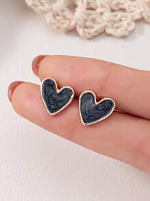 1 paire de boucles d'oreilles clous minimalistes et élégantes en émail en forme de cœur, jolies et douces, bijoux polyvalents à la mode pour femmes, fête, voyage, utilisation quotidienne, cadeau pour la Saint-Valentin, maman, mère, fête des mères