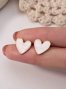 1 paire de boucles d'oreilles clous minimalistes et élégantes en émail en forme de cœur, jolies et douces, bijoux polyvalents à la mode pour femmes, fête, voyage, utilisation quotidienne, cadeau pour la Saint-Valentin, maman, mère, fête des mères