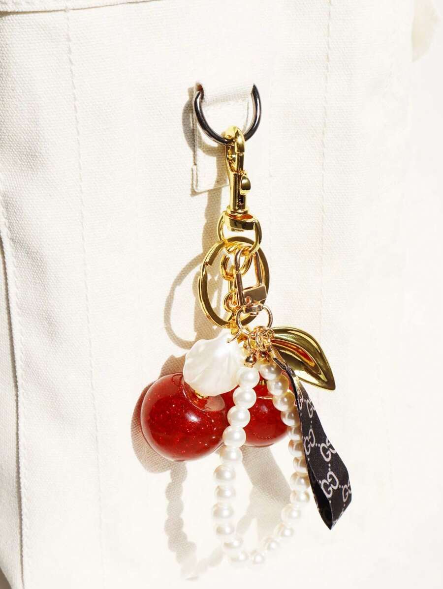 1个独特的樱桃钥匙扣，配有闪亮树脂/珍珠/贝壳吊坠 - 合金材质，可定制C形挂钩，适合女士钱包和包包，是送给家人、朋友和情侣的理想情人节礼物。 - 紅色 - 查看 1
