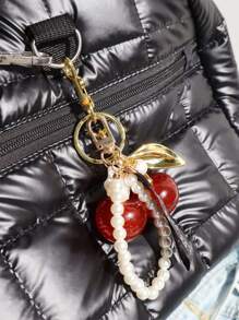 1个独特的樱桃钥匙扣，配有闪亮树脂/珍珠/贝壳吊坠 - 合金材质，可定制C形挂钩，适合女士钱包和包包，是送给家人、朋友和情侣的理想情人节礼物。 - 紅色 - 查看 2