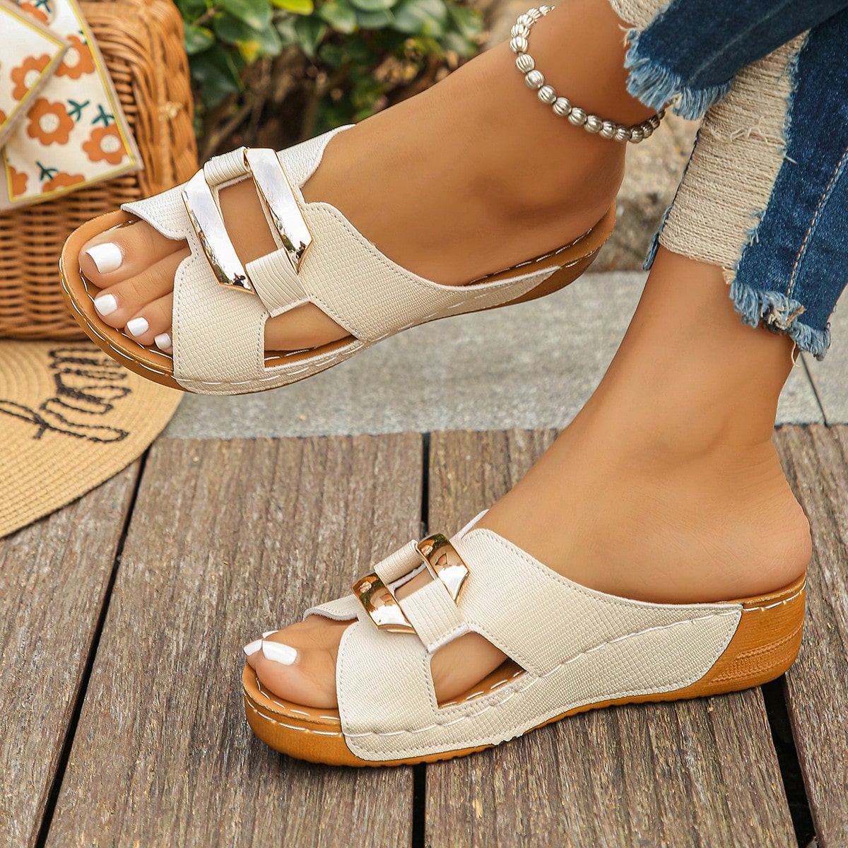Sandalias de cuña para mujer con suela gruesa, de talla grande del 36 al 45, con hebilla de metal en tono beige, diseño versátil y apropiadas para