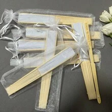 20/50/80/100 pièces Ventilateur en papier pliant élégant blanc personnalisé avec gravure, avec sac cadeau avec organza et fournitures de fête de mariage portables. Anti-moisissure, chic, mignon, personnalisé. Cadeaux idéaux pour lui, pour elle, petit ami, papa, petite amie, maman, famille, amis, salon de thé, maison, jardin, bureau, pour anniversaires, pour la Saint-Valentin, pour la fête des mères, pour les anniversaires, pour la fête des pères, pour la remise des diplômes, pour les mariages, pour le pendaison de crémaillère