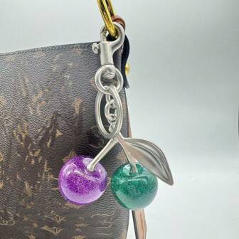 1 件紫色和绿色樱桃钥匙扣，樱桃钥匙扣吊坠，适用于女士包包，闪亮树脂和金属配件，适用于钱包和包包