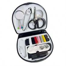 طقم خياطة صغير فاخر للسفر - حزمة إصلاح طارئة محمولة مع خيوط ، مقصات حادة ، إبر يدوية وإكسسوارات إضافية للمبتدئين ، المسافرين ، الفنادق ، الجمعيات الخيرية والمشردين ، مدمج ، خفيف ، سهل الاستخدام (لون عشوائي)