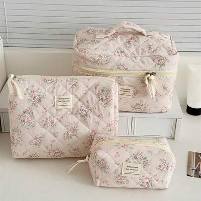 1个春季粉色碎花化妆包，大容量化妆品收纳袋，女士便携式拉链洗漱包，可收纳化妆品、护肤品、口红、化妆刷、护手霜、耳机、硬币、钥匙等，适合居家、旅行、度假和上学使用。