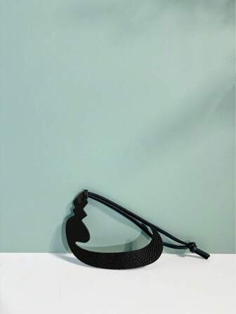 1 件纯色 PU 皮革简约但时尚独特的阿拉伯字母形状钥匙扣，适合情侣、学生、男士、女士、日常使用、约会、节日、旅行、通勤，可作为情人节、节日、儿童生日的礼物