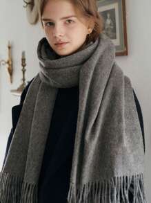 1条女士纯色仿羊绒围巾，带流苏，柔软仿羊毛披肩，优雅简约，适合日常佩戴、各种场合，春、夏、秋、冬四季皆可搭配连衣裙。