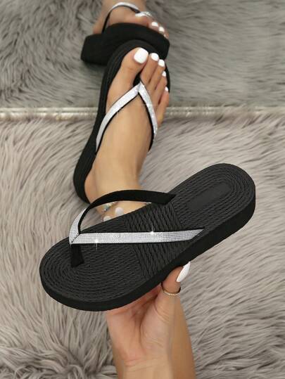 Dép xăng đan đế bằng màu đen dành cho nữ, thích hợp cho hoạt động ngoài trời mùa hè.