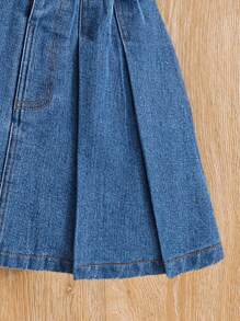 Conjunto de niña preadolescente con top de manga corta con estampado de corazones y falda vaquera